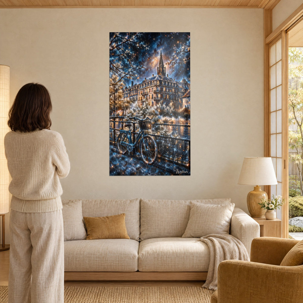 Cuadro bicicleta azul noche apoyada en una verja, aguja dorada y cielo estrellado cobalto, persona de espaldas sobre un sofá en un salón luminoso