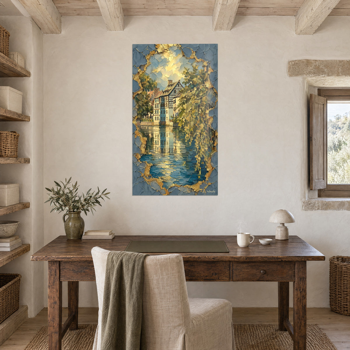 Gemälde goldene Spiegelungen eines Straßburger Kanals, blassgelber Himmel und blaugrauer Stein, an der Wand eines Arbeitszimmers mit Holztisch