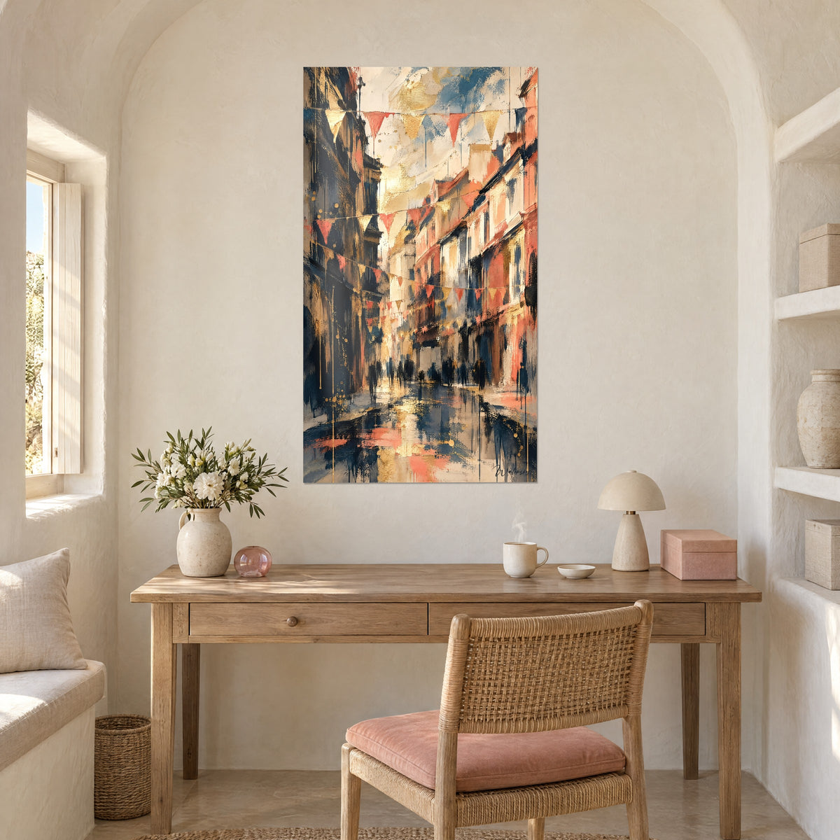 Schilderij feestelijke doorgang met koraal- en gouden driehoeken, nachtblauwe en crèmekleurige muren, oranje weerspiegelingen op de grond, boven een houten bureau