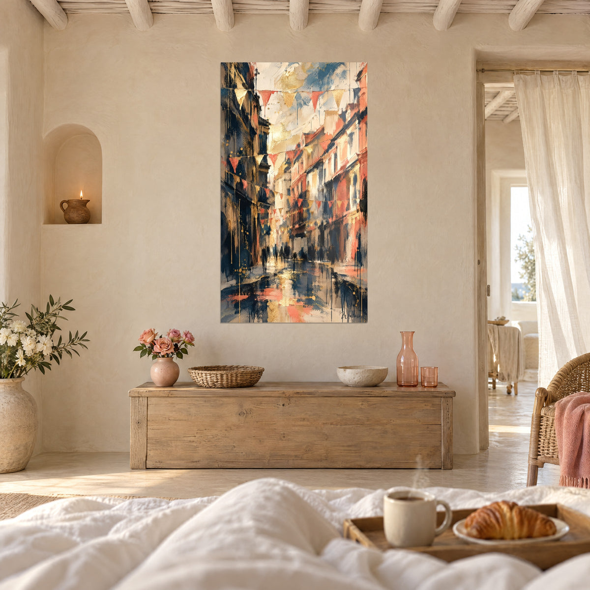 Schilderij smal steegje met koraalkleurige wimpels, schilderij met marineblauwe en gouden druipsporen, natte kasseien, boven een bed in een lichte slaapkamer