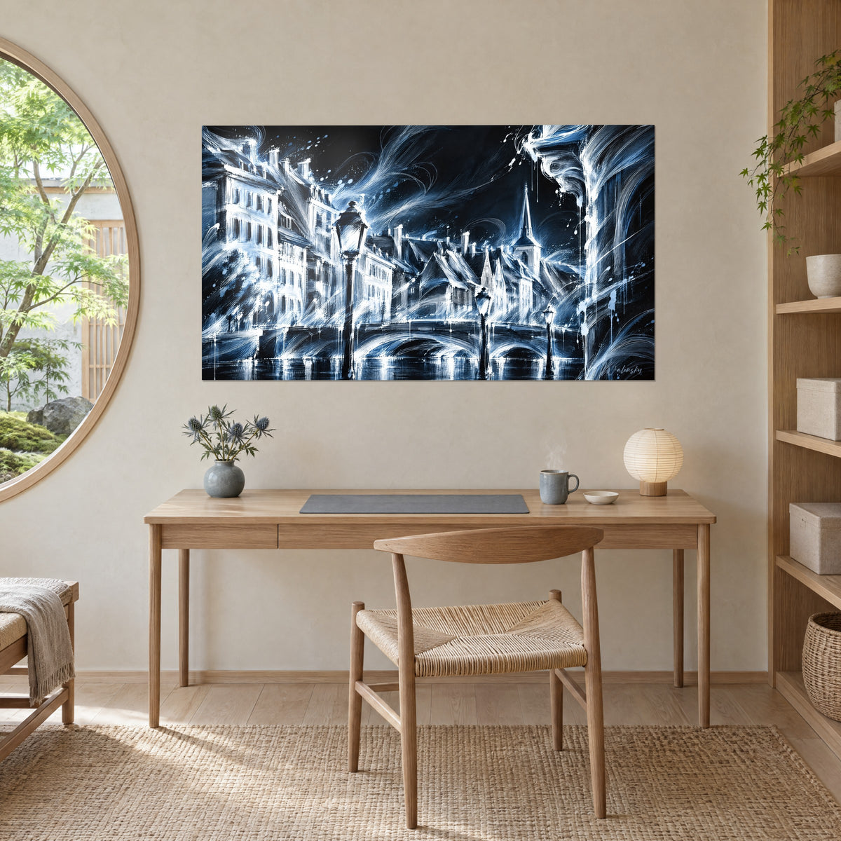 Schilderij van een wervelende nachtelijke stad, diepblauw en stralend wit, lantaarnpaal op de voorgrond, boven een bureau van licht hout