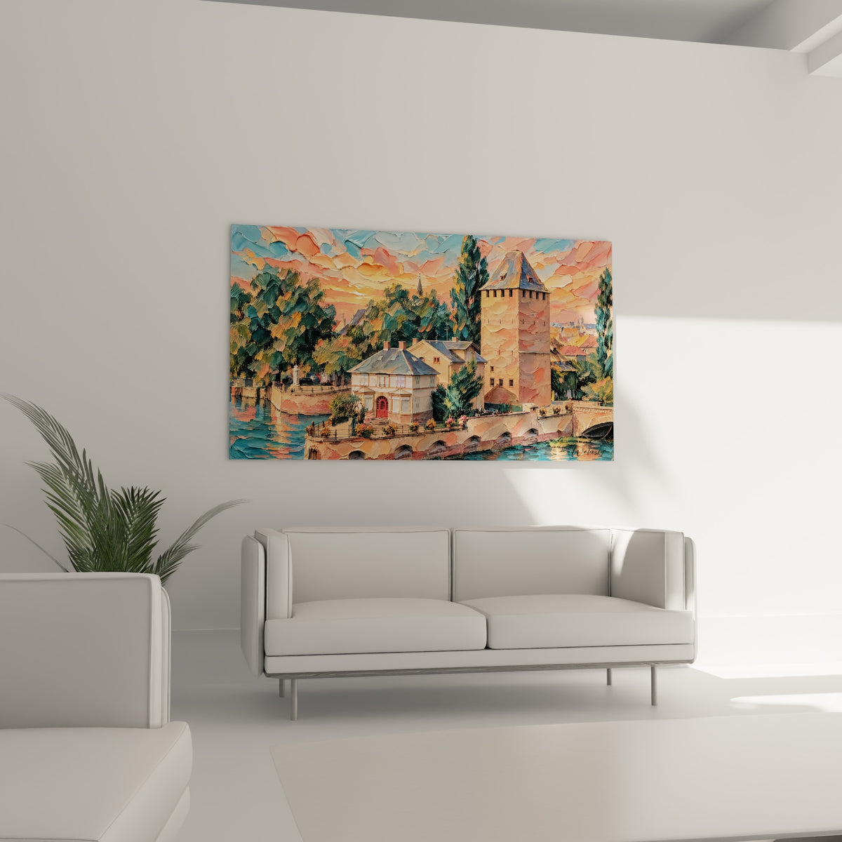 Maison à colombages et rivière bleutée dominant un canapé dans un salon lumineux et épuré