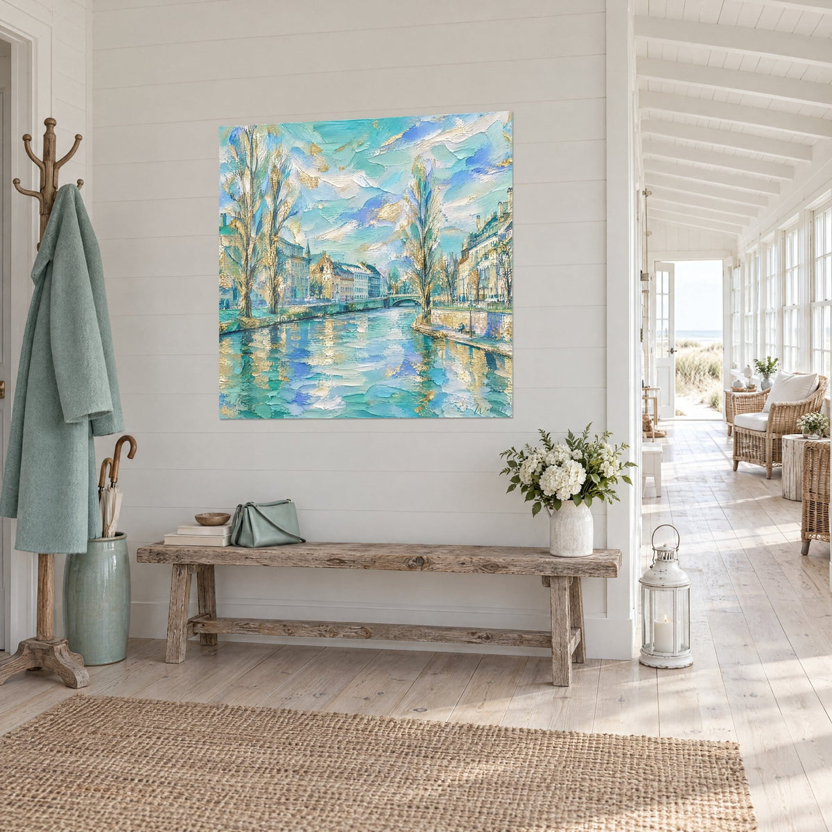 Quadro fiume urbano a pittura spessa, facciate color crema e cielo azzurro lavanda sotto un ponte, appeso in un ingresso sul mare