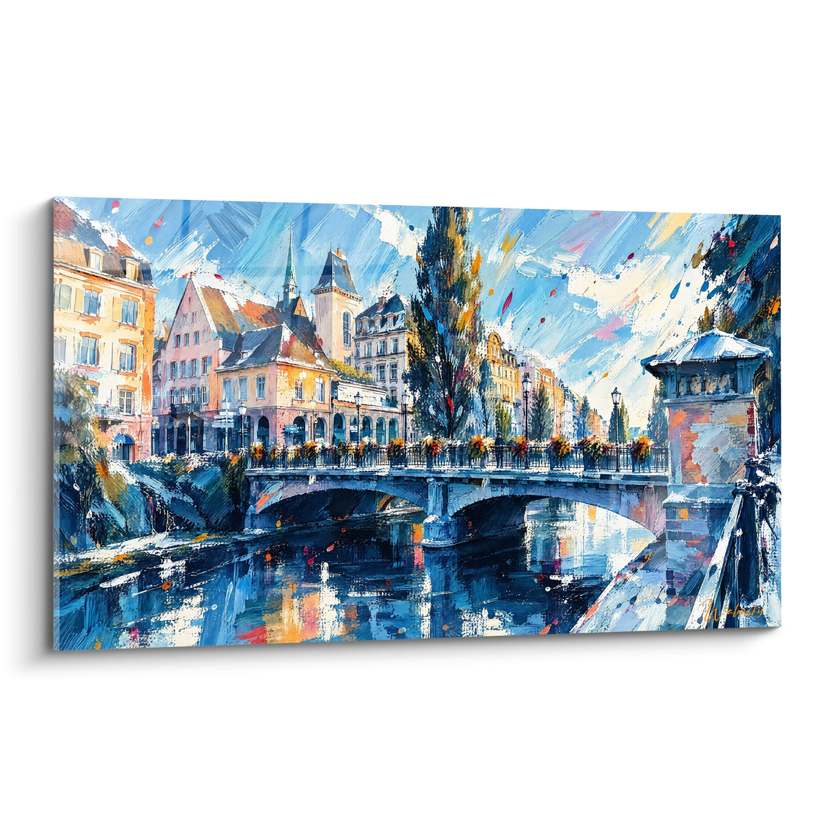Pont fleuri sur canal, façades ocre et reflets bleu marine, tableau pictural de Strasbourg