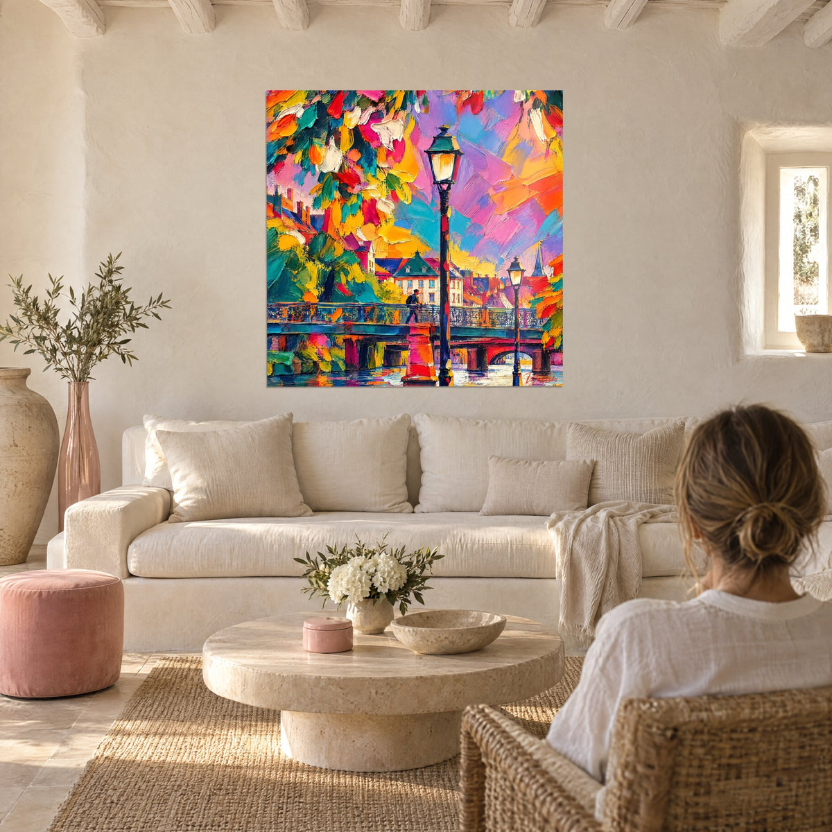 Quadro ponte e lampione in impasto arancio e turchese, passeggiatore con borsa, sopra un divano in un soggiorno luminoso