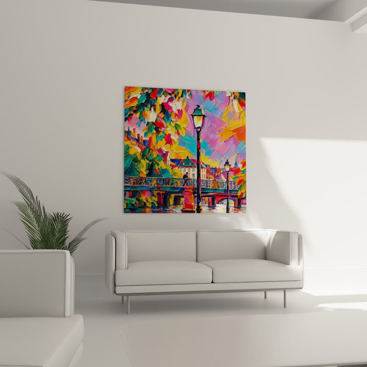 Réverbère noir et doré dominant une scène de pont vif en orange et rose, au-dessus d'un canapé dans un salon lumineux
