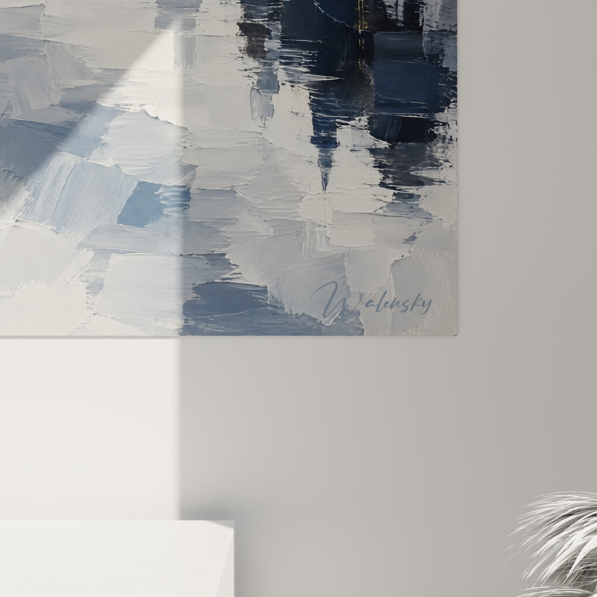 Empâtements de peinture bleu ardoise et gris perle visibles de près, coulures et reflets texturés sur la toile