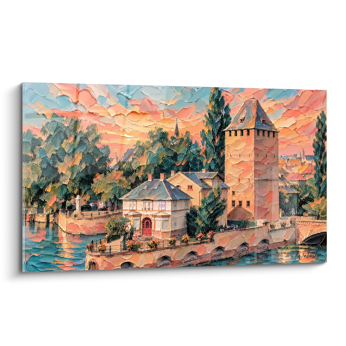 Tour crénelée ocre et pont fleuri sous un ciel orangé et bleu pastel au crépuscule strasbourgeois