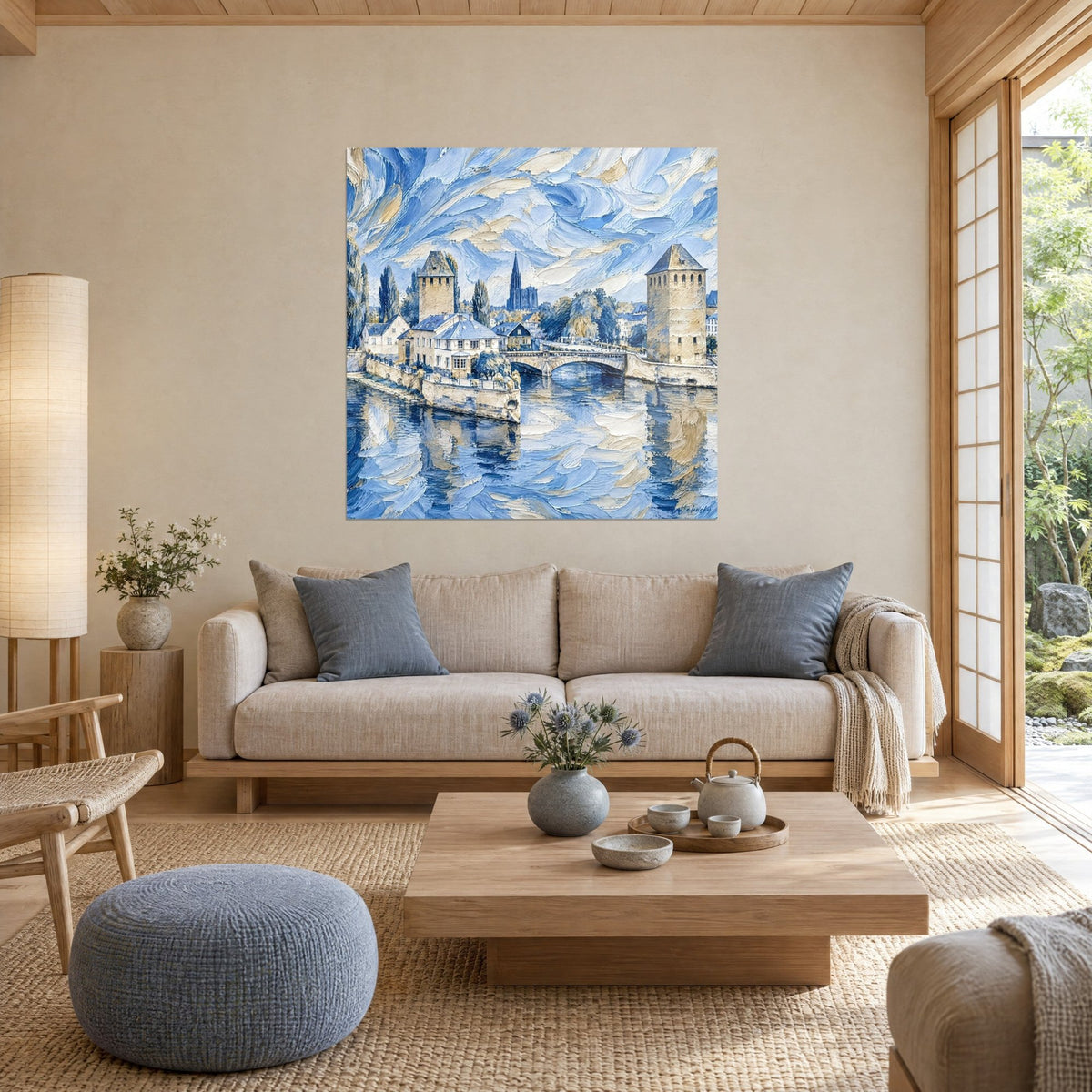 Quadro Ponti Coperti di Strasburgo in blu e oro, torri di arenaria e cielo vorticoso, sopra un divano in un soggiorno luminoso