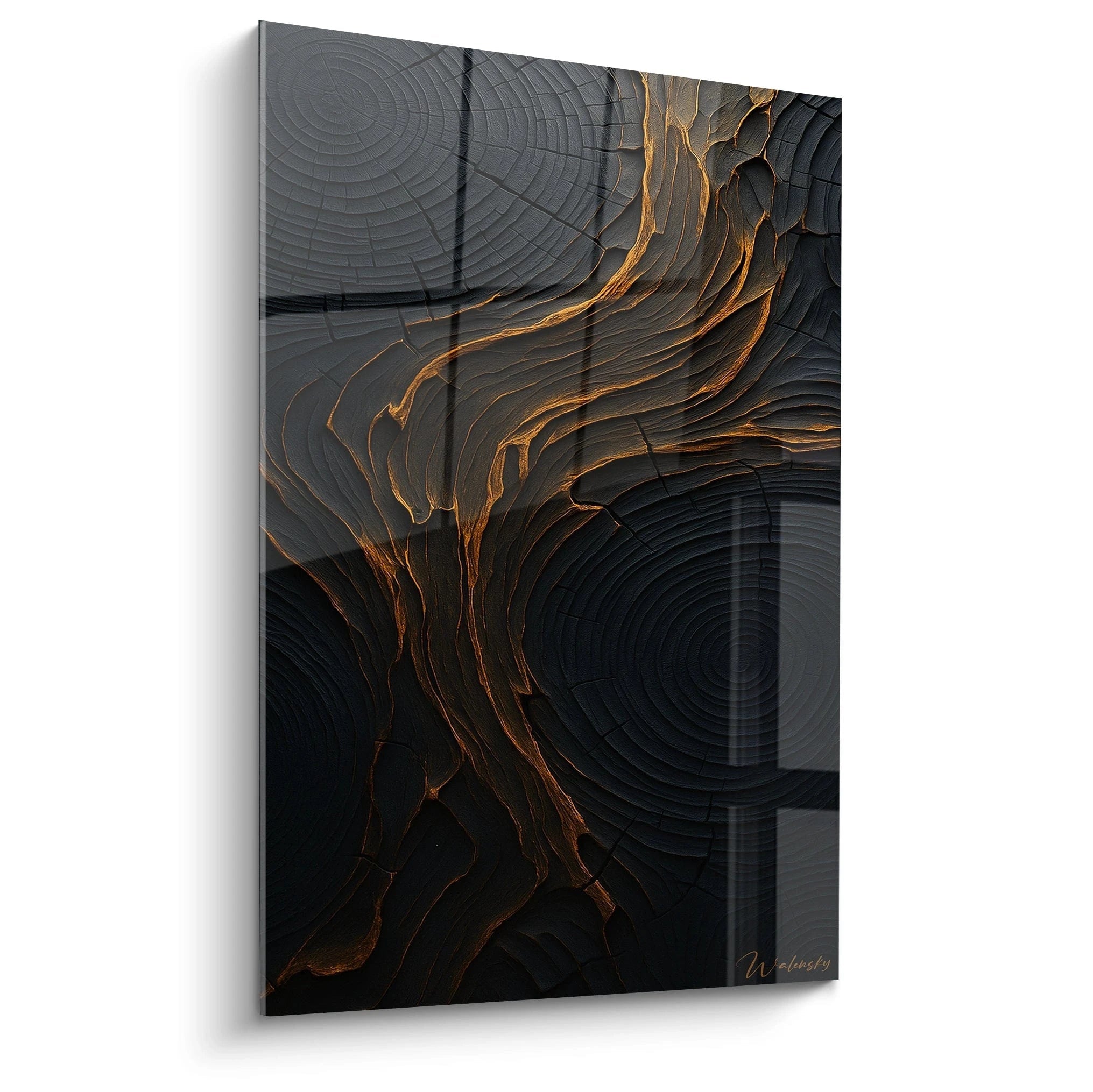Un tableau relief bois calciné présentant des anneaux concentriques noirs traversés par des veines dorées sinueuses, avec une texture tridimensionnelle profonde et des fissures illuminées créant un contraste saisissant sur fond sombre et mat.
