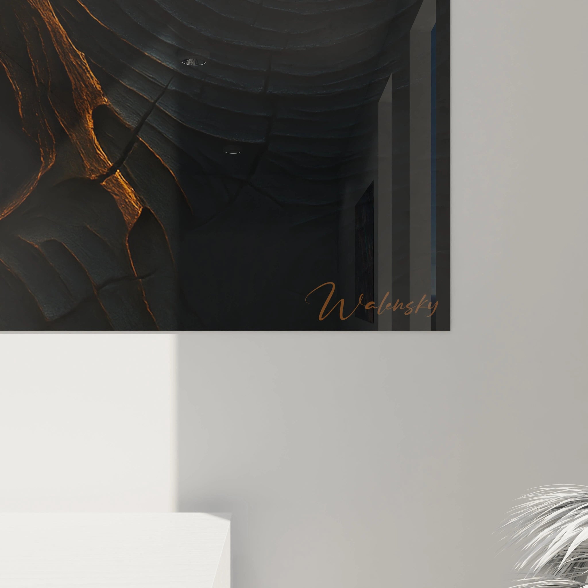Un tableau texturé noir et or représentant des motifs circulaires concentriques entrecoupés par des lignes dorées fluides et irrégulières, avec des reliefs profonds qui captent la lumière et créent un jeu d'ombres sur sa surface structurée.
