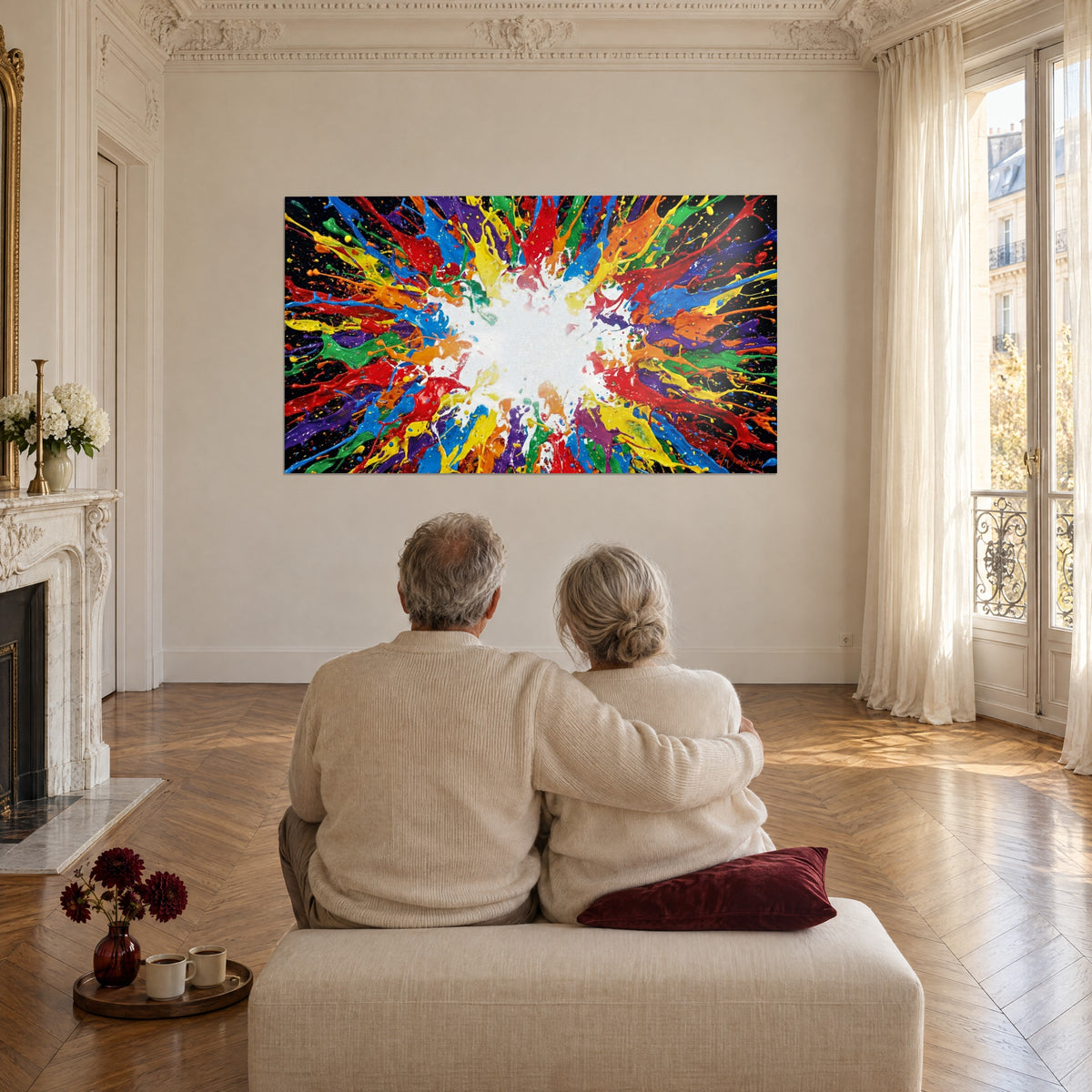 Quadro fuochi d'artificio di pittura gialla, verde e porpora su sfondo nero, di fronte a una coppia seduta in un salotto in stile haussmanniano