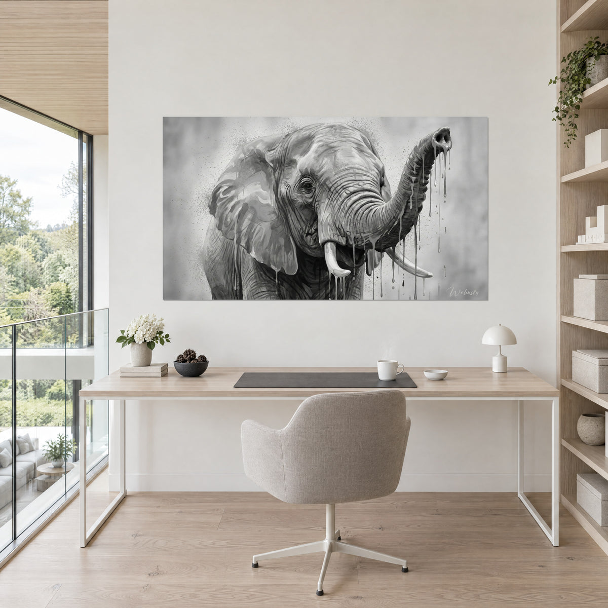 Tableau dripping d'un éléphant, oreille tachée de coulures noires et gris perle, au mur d'un bureau avec chaise grise et étagère