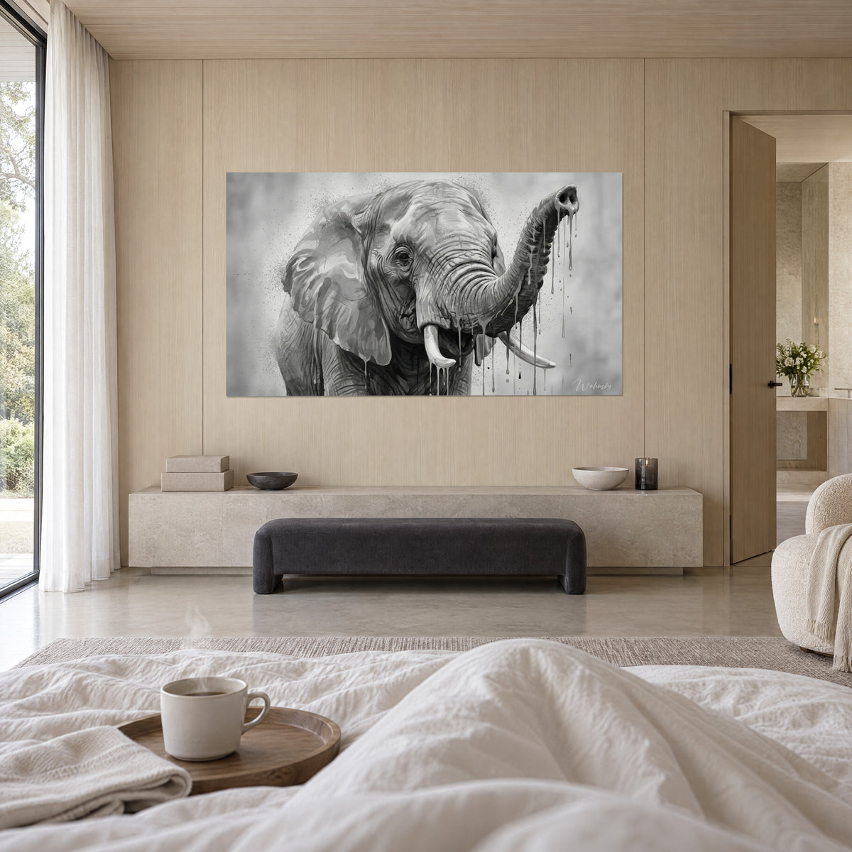 Tableau géant à la trompe levée, nuances de gris et blanc perlé, coulures sombres, au-dessus d'un lit dans une chambre claire
