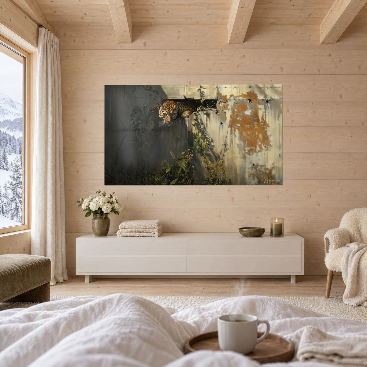 Gemälde großer Raubkatze, die hinter einer abgeplatzten Betonwand lauert, orangefarbene und moosgrüne Flecken, über einem Bett in einem hellen Schlafzimmer