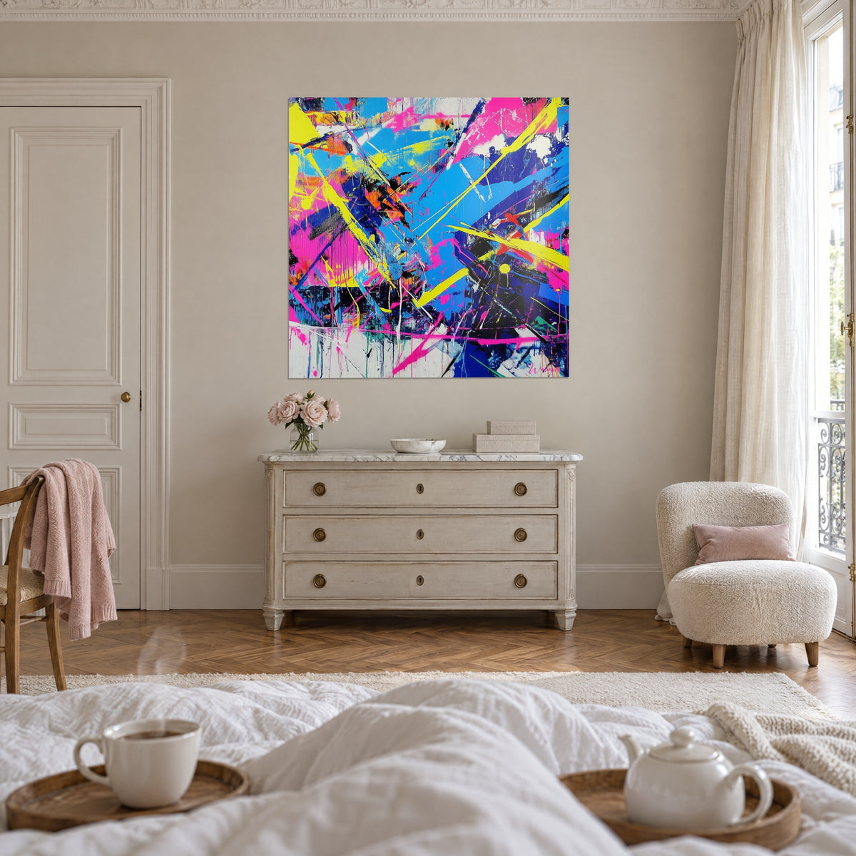 Cuadro gestual con trazos amarillos y rosas sobre fondo azul real, colgado encima de una cama en un dormitorio luminoso