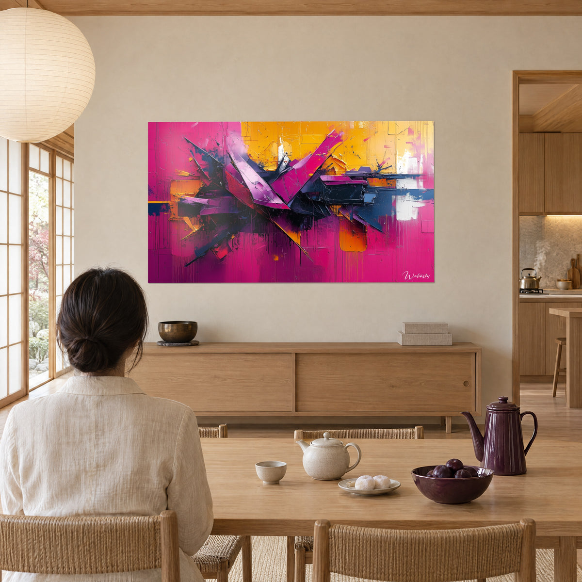 Quadro frammenti viola taglienti su sfondo fucsia, riflessi gialli e bianchi, di fronte a un tavolino basso in rovere chiaro