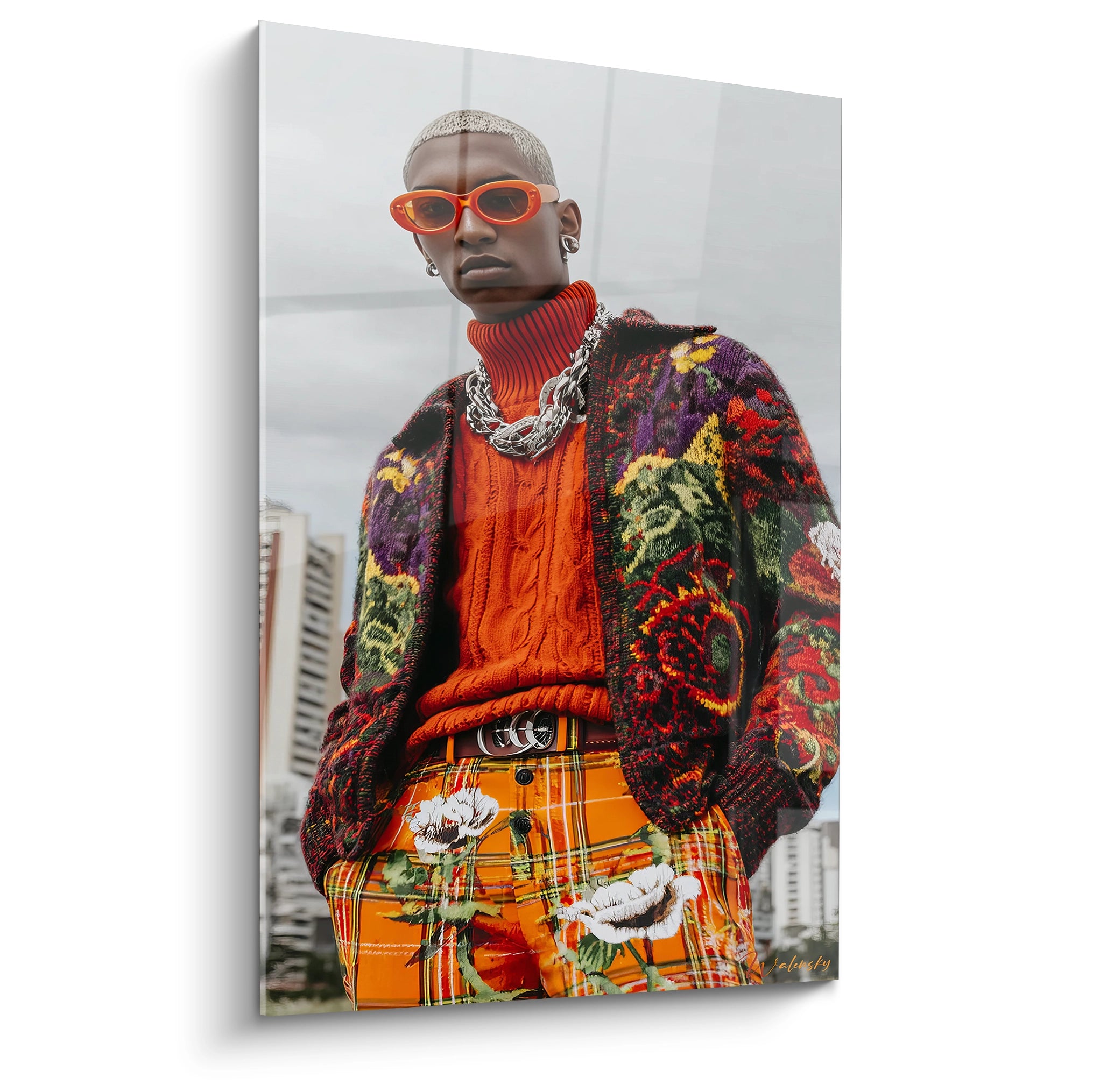 Tableau mural streetwear design avec un modèle en vêtements colorés et un arrière-plan urbain