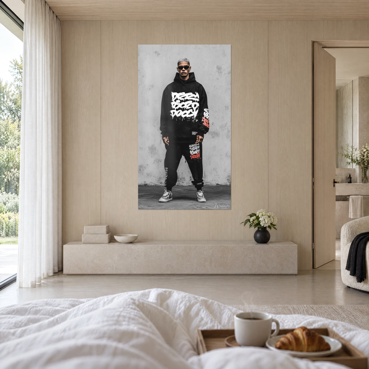 Cuadro de una silueta urbana con sudadera negra oversize, grafitis blancos y rojos, fondo de hormigón gris, sobre una cama en un dormitorio luminoso