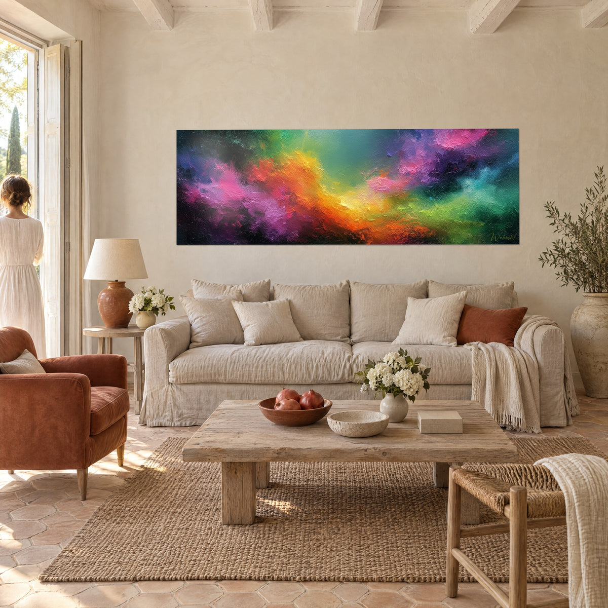 Gemälde Leuchtende Nebelwolke, orangefarbene Strahlen und grüne Schlieren auf violettem Grund, zwei Frauen von hinten, über einem Sofa in einem hellen Wohnzimmer