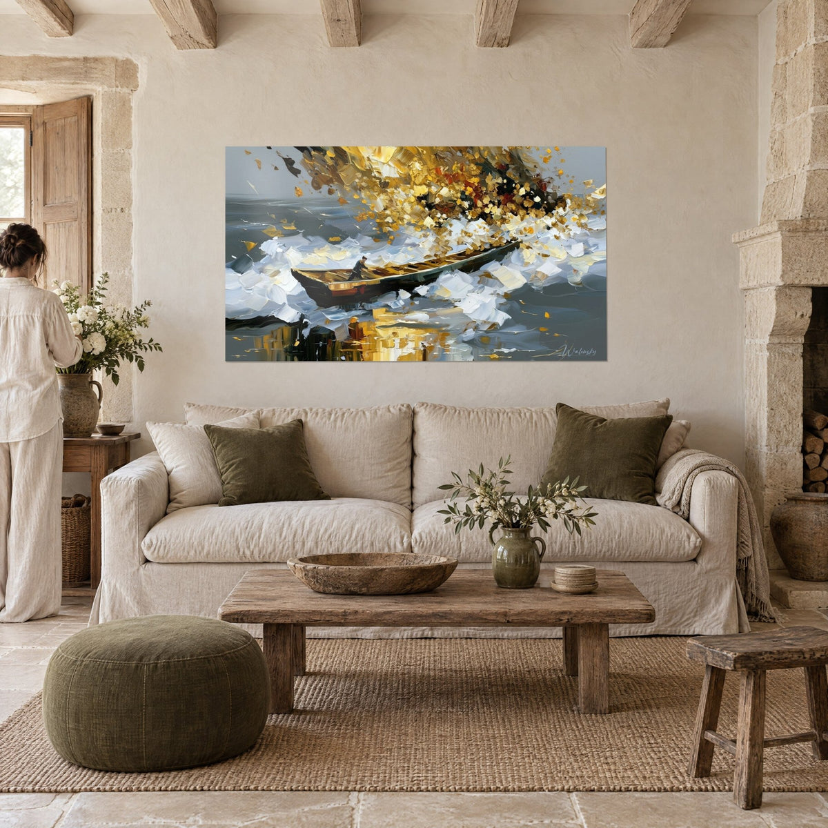 Gemälde eines einsamen Bootes, das weiße Wellen durchschneidet, goldene und graue Lichtfunken am Himmel, über einem Sofa in einem hellen Wohnzimmer