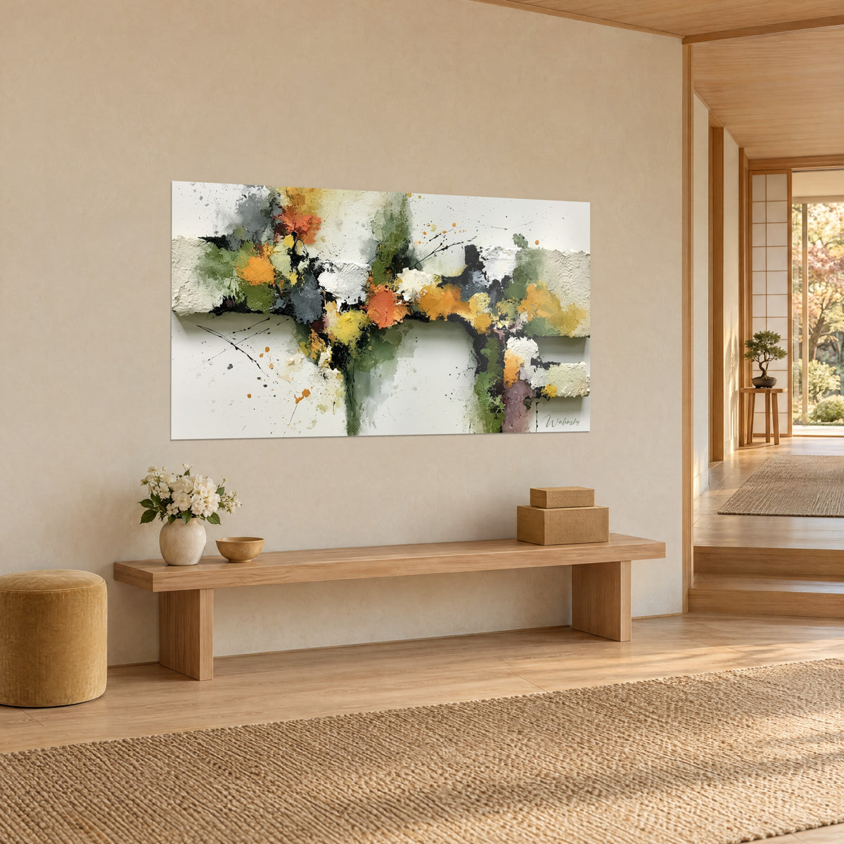 Tableau abstrait en empâtements crème, jaune moutarde et gris ardoise, coulures vertes, vu de trois-quarts dans une entrée japandi