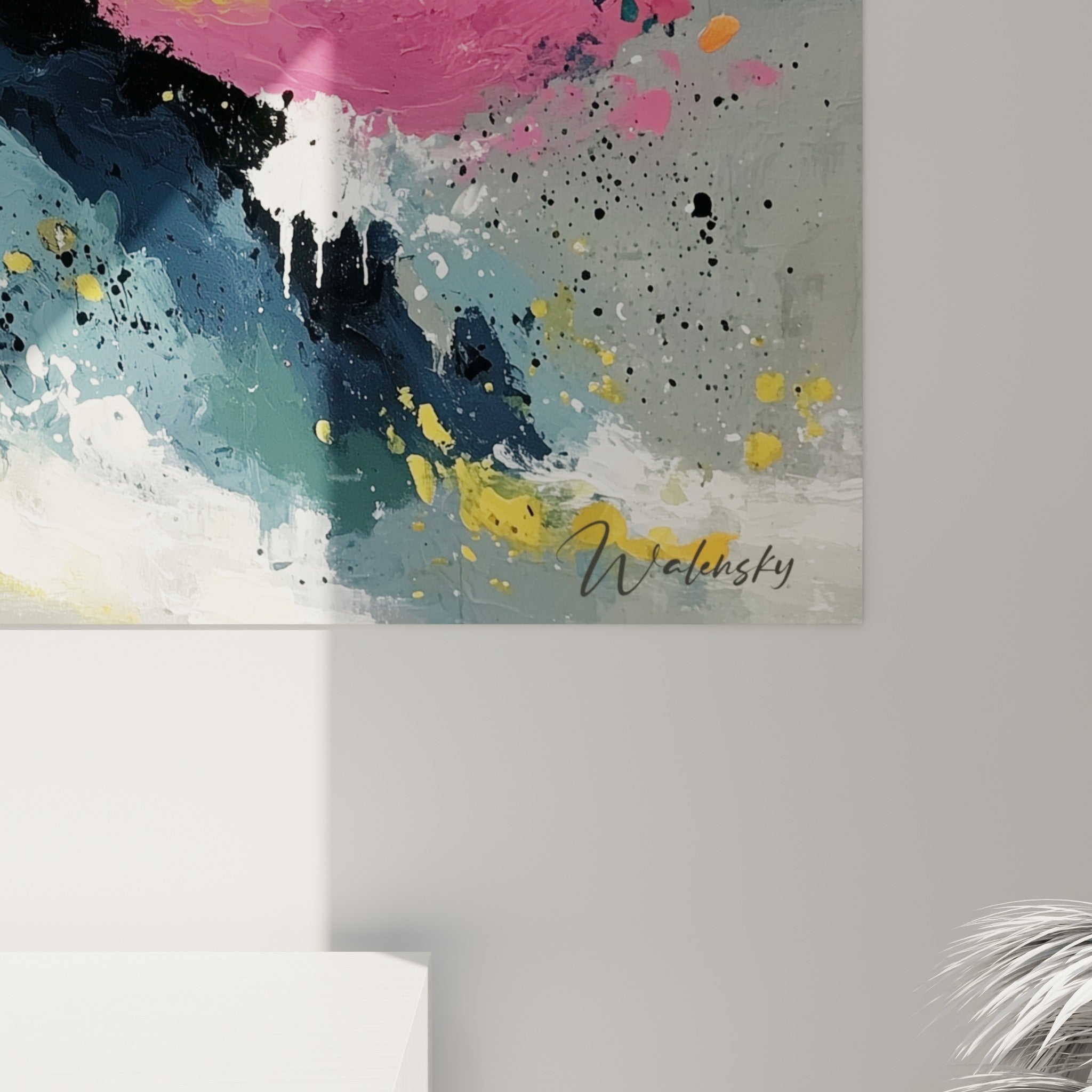 Matière épaisse et coulures de peinture rose, jaune et anthracite visibles en gros plan sur la toile
