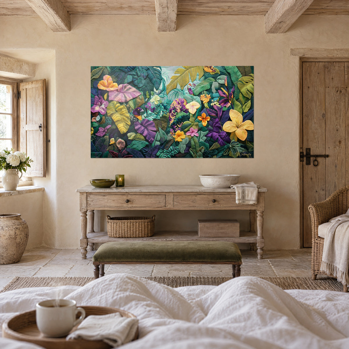 Gemälde Baldachin aus strukturierter Stickerei, große blassgelbe Blüten und pflaumenfarbene Orchideen, türkisfarbene Blätter, über einem Bett in einem hellen Schlafzimmer