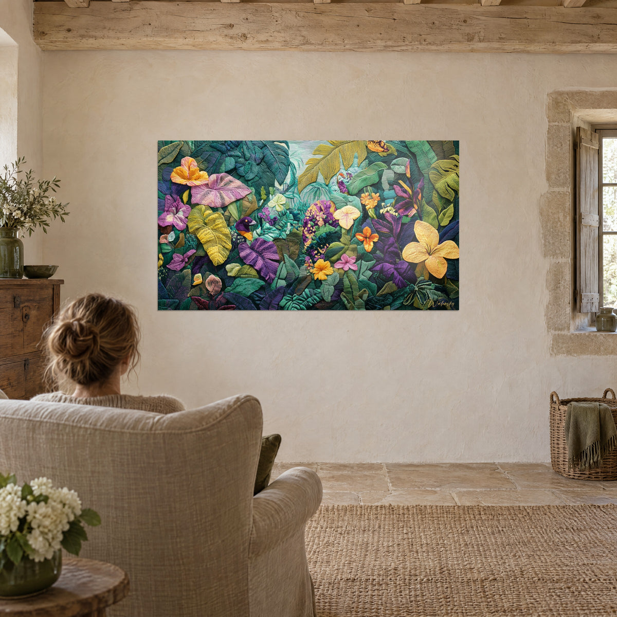 Gemälde tropischer Garten in Wollrelief, ockergelber Hibiskus, blaugrüne Blätter und tiefviolette Töne, gegenüber einem Leinensessel