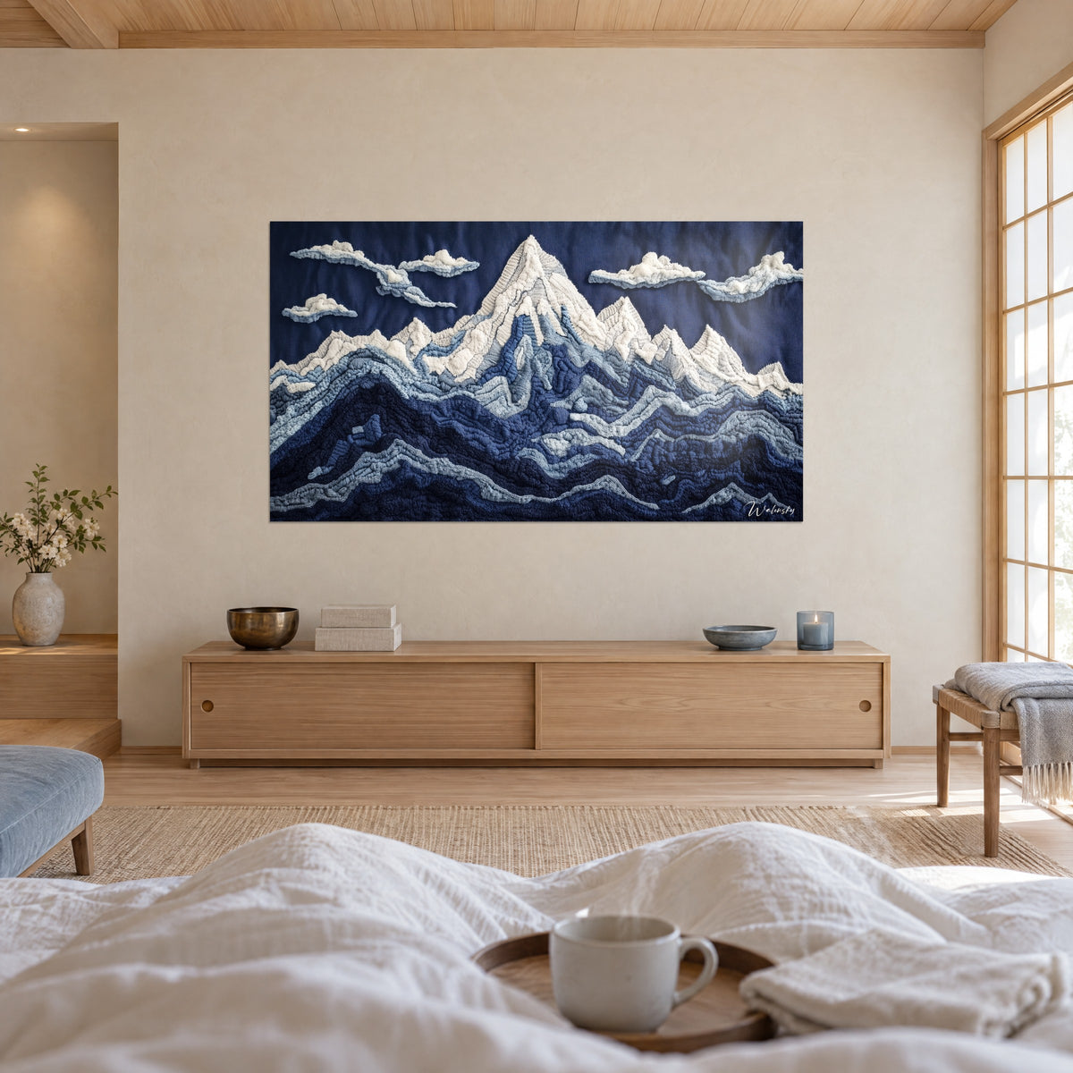 Cuadro pico nevado en bordado grueso, capas azul cielo e índigo bajo nubes marfil, encima de una cama en un dormitorio claro