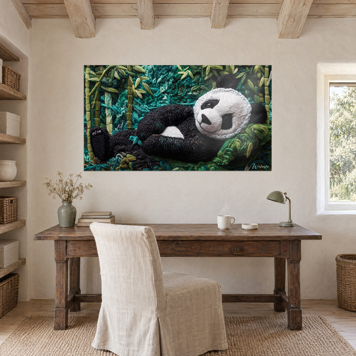 Πίνακας με ασπρόμαυρο panda σε υφή πλέξης, περιτριγυρισμένο από πράσινα και τυρκουάζ μπαμπού, κρεμασμένος πάνω από ξύλινο γραφείο