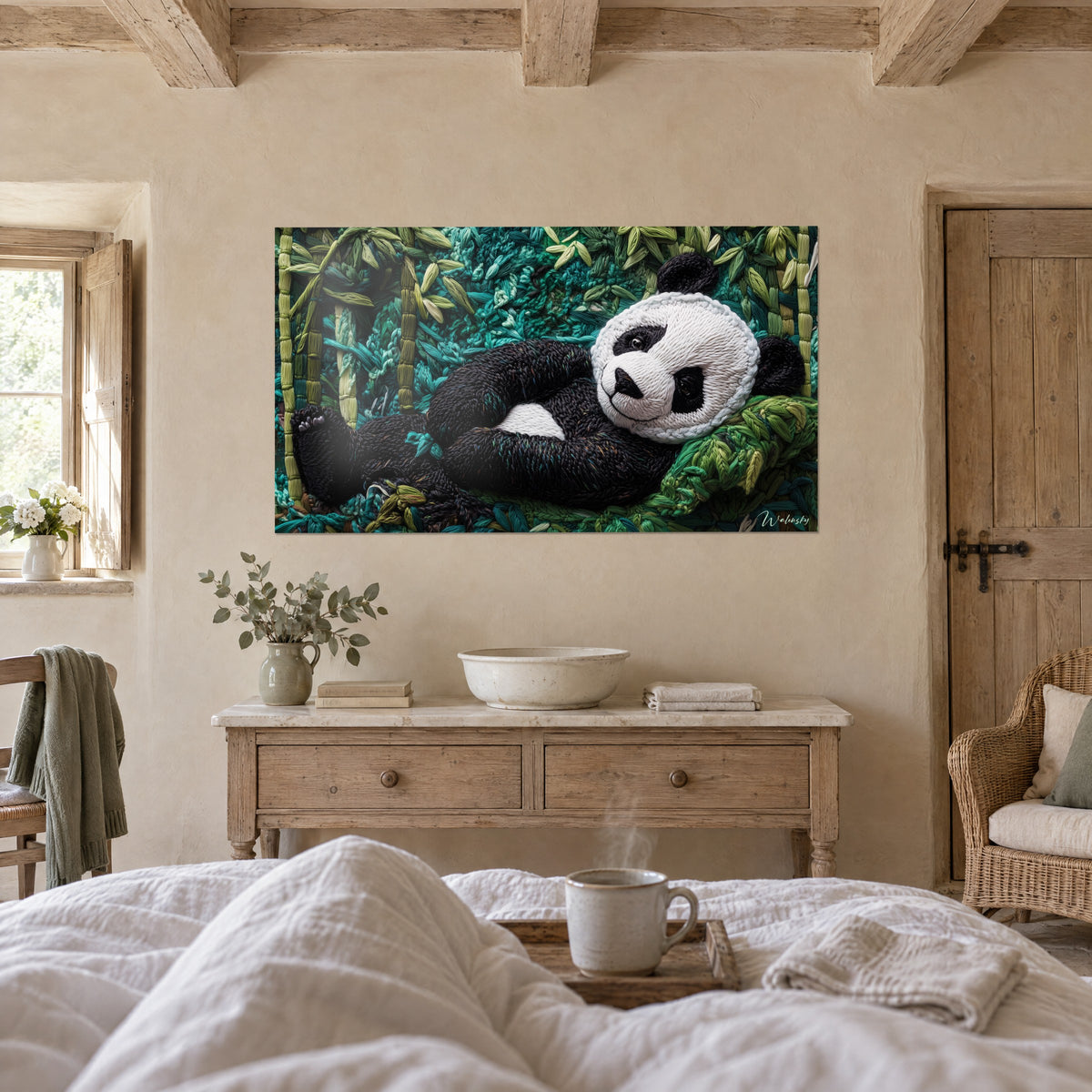 Πίνακας με τεμπέλικο panda πάνω σε πράσινο φύλλωμα, λευκή όψη με πλέξιμο γύρω και μαύρα πόδια, πάνω από κρεβάτι σε φωτεινή κρεβατοκάμαρα