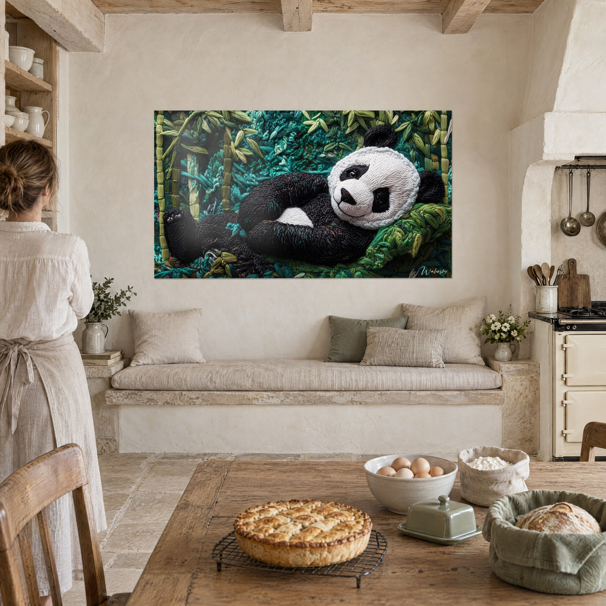 Πίνακας με κοιμισμένο αρκουδάκι panda σε μαξιλάρι από απαλά πράσινα φύλλα, κίτρινα μπαμπού, σε ρουστίκ κουζίνα με τούρτα