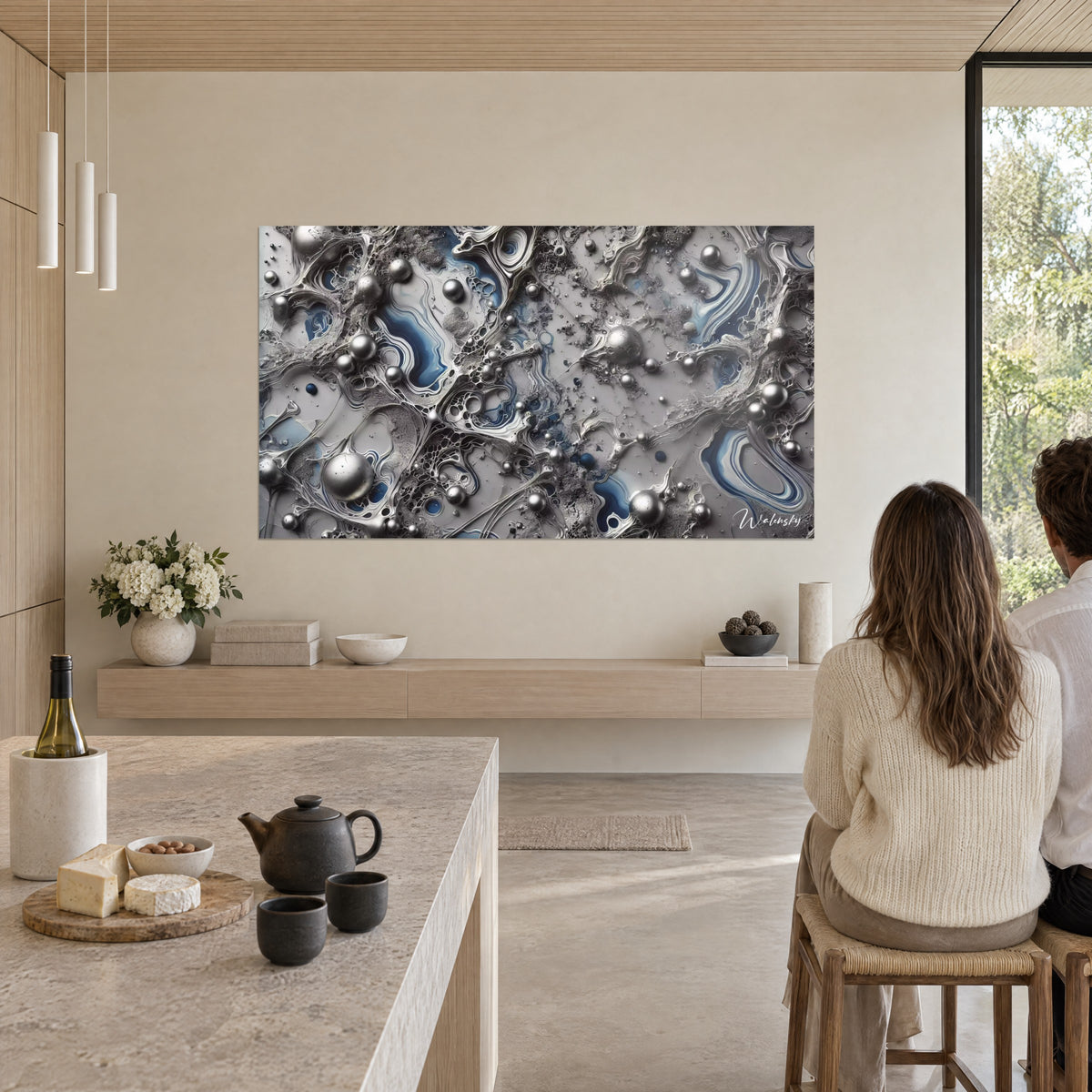 Schilderij met chroomdruppels en staalgrijze metalen kant, indigoblauwe plassen, gezien vanuit een open keuken op de tuin