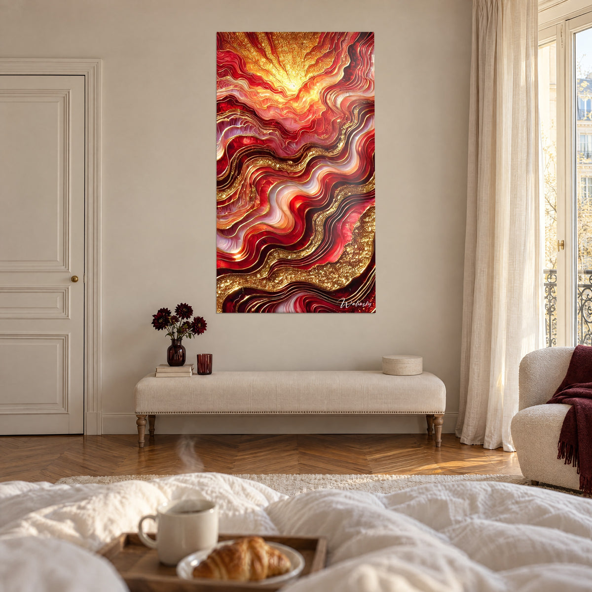 Cuadro con sol dorado sobre ondas rubí y rosa pálido, pareja de espaldas, encima de una cama en un dormitorio luminoso