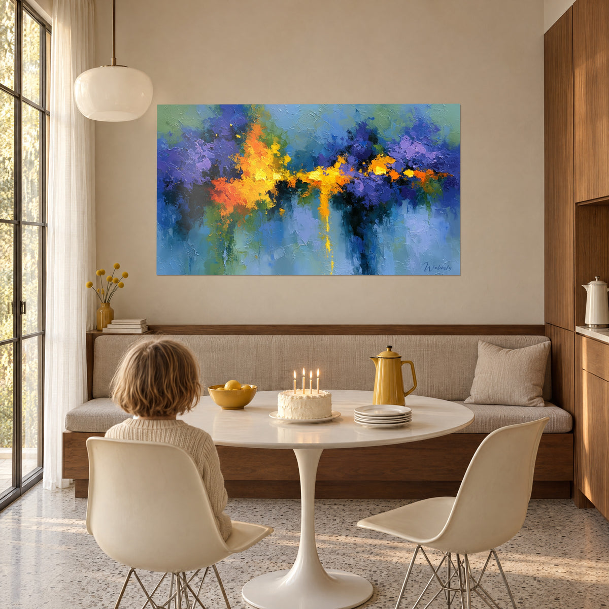 Tableau abstrait aux touches de couteau violettes, traînée dorée centrale et coulure jaune, au-dessus d'une banquette d'anniversaire