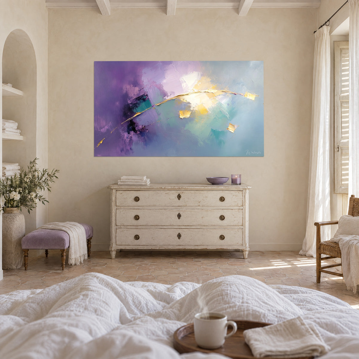 Cuadro Destello luminoso amarillo pálido sobre matices violetas y turquesa, visto desde el dormitorio, sobre una cama en un dormitorio luminoso