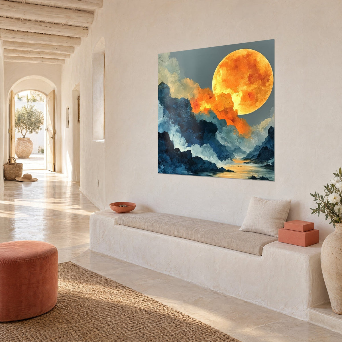 Gemälde bernsteinfarbenes Gestirn an grauem Himmel über indigofarbenen, schäumenden Klippen, Dreiviertelansicht, weiß getünchte Wand eines mediterranen Hauses