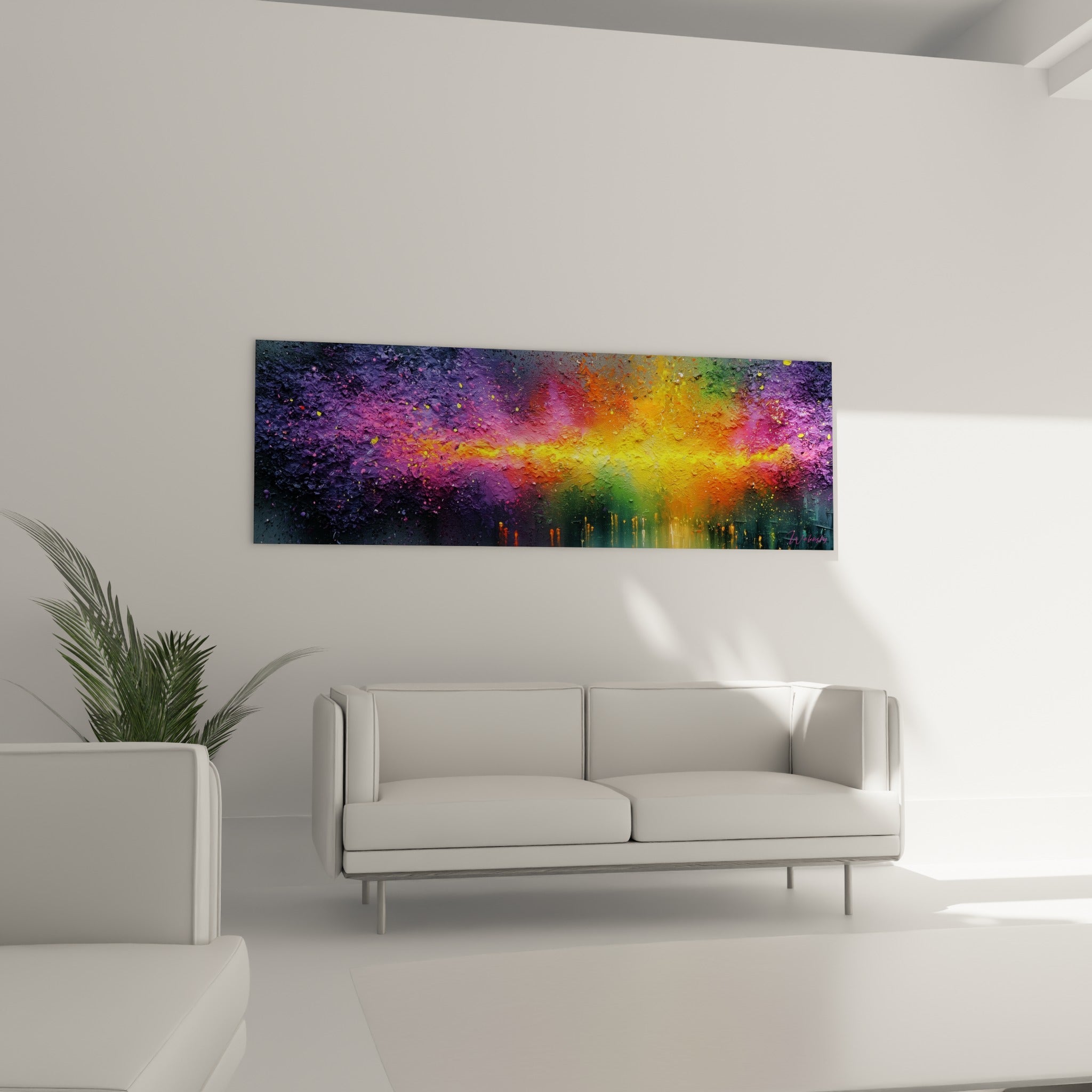Bande incandescente jaune et orange sur fond sombre violet, tableau style Peinture abstrait au-dessus d'un canapé dans un salon lumineux