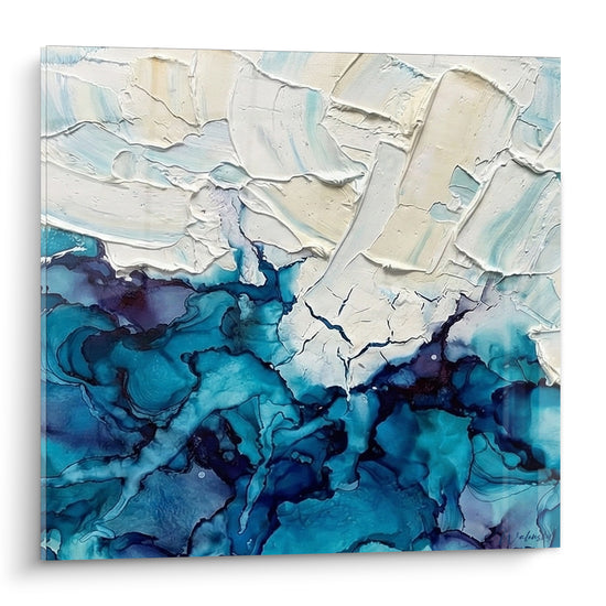 Fissures blanches crayeuses laissant place à un bleu marine et turquoise liquide en abstraction texturée