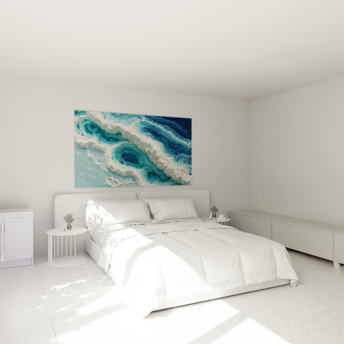 Vagues bleu turquoise et écume blanche texturée accrochées au-dessus d'un lit dans une chambre claire