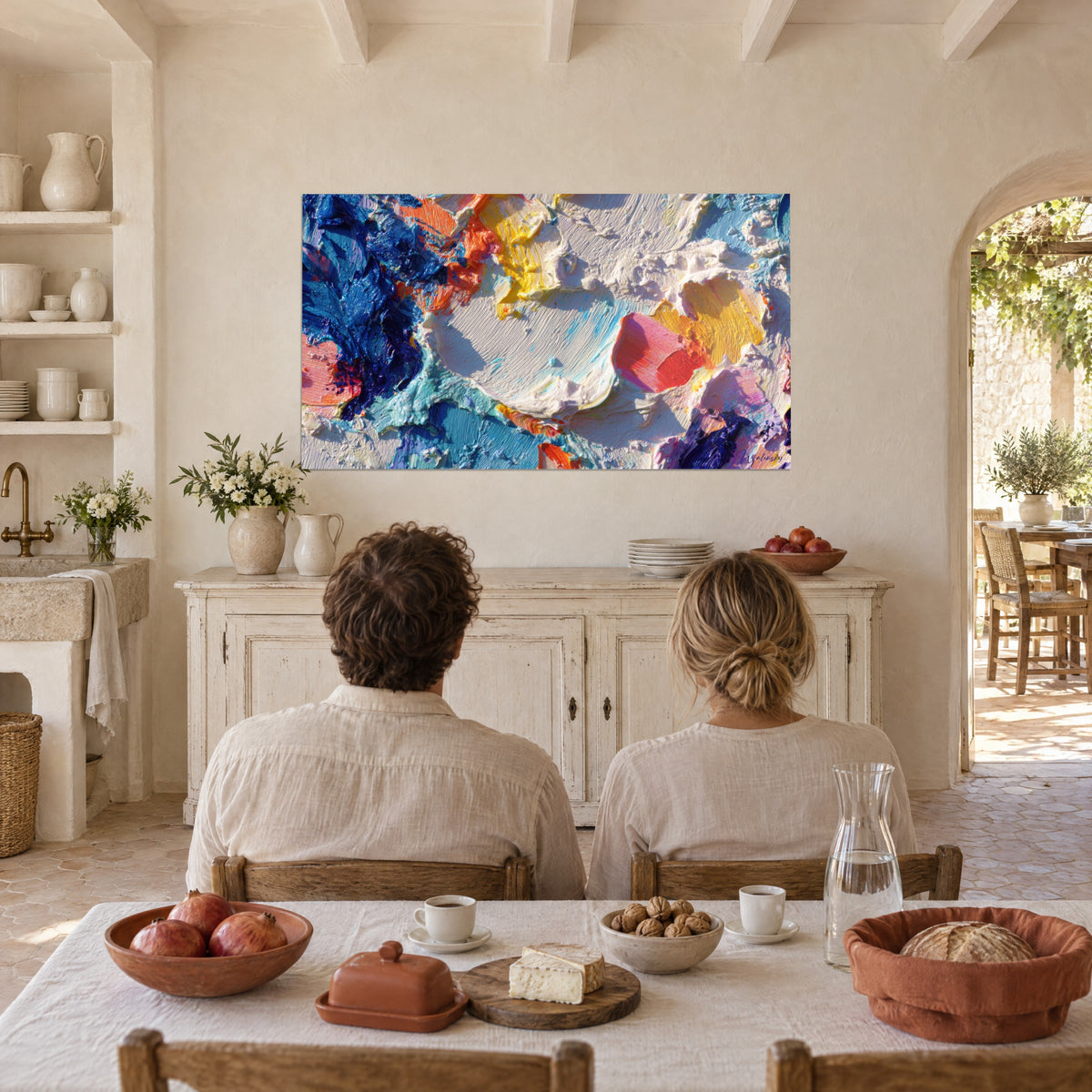 Cuadro con coladas de materia azul noche y blanco mantequilla, destellos amarillos, pared de cal, pareja de espaldas sentada en la mesa de la cocina