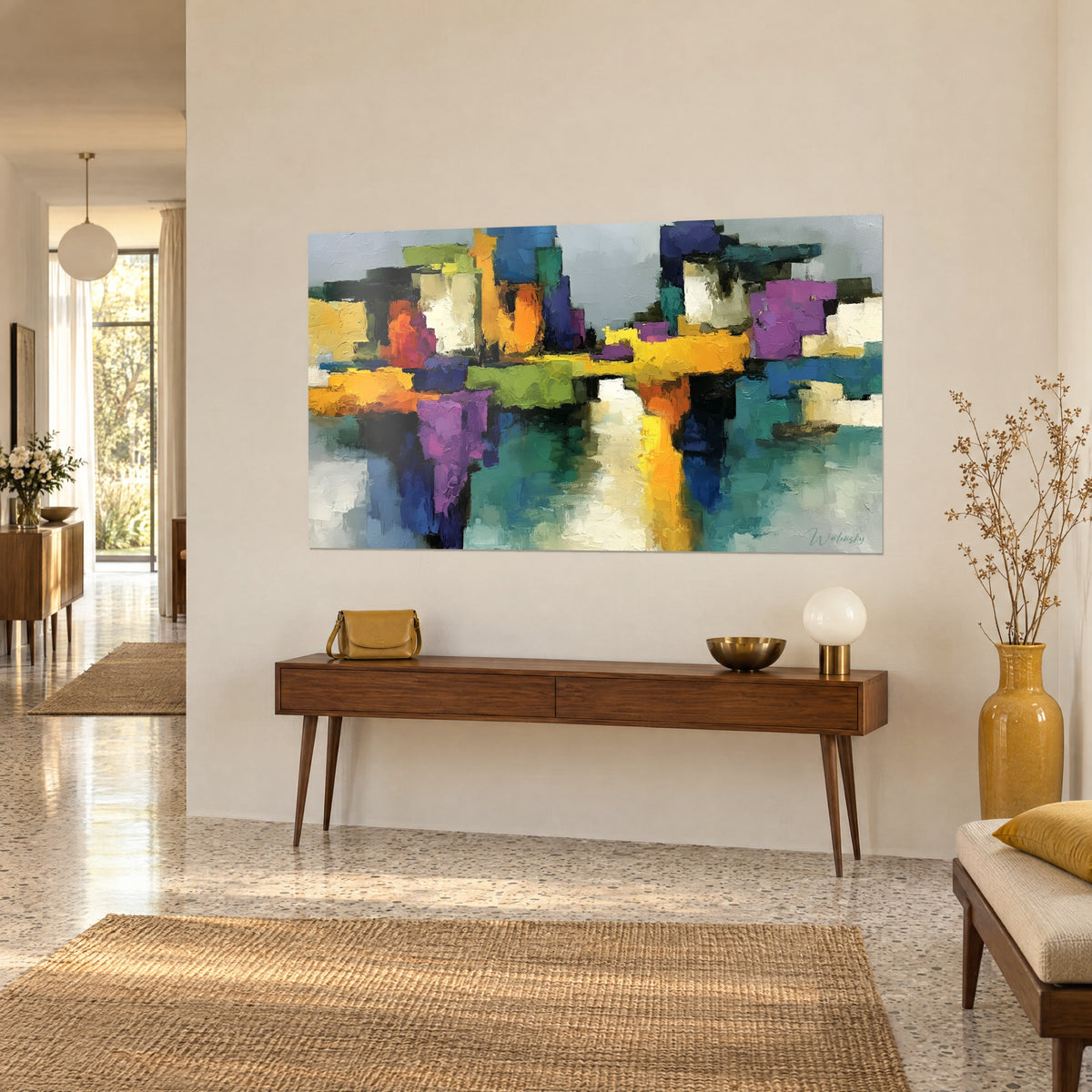 Schilderij van een stadslandschap in dikke oranje en olijfgroene vlakken, blauwe weerspiegelingen op het water, op een houten console in een woonkamer