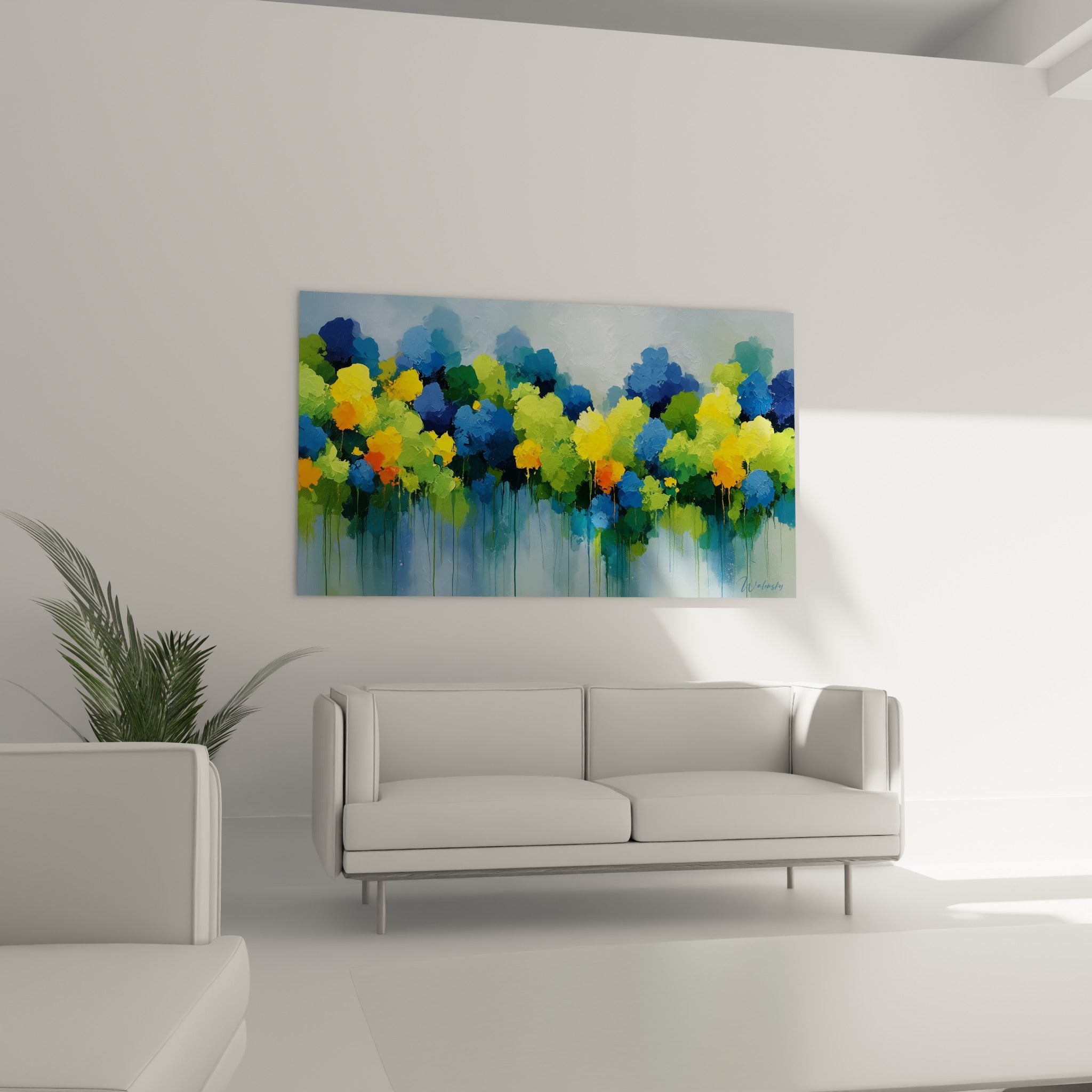 Bouquets peints en vert sauge et orange vif surplombant un canapé dans un salon lumineux