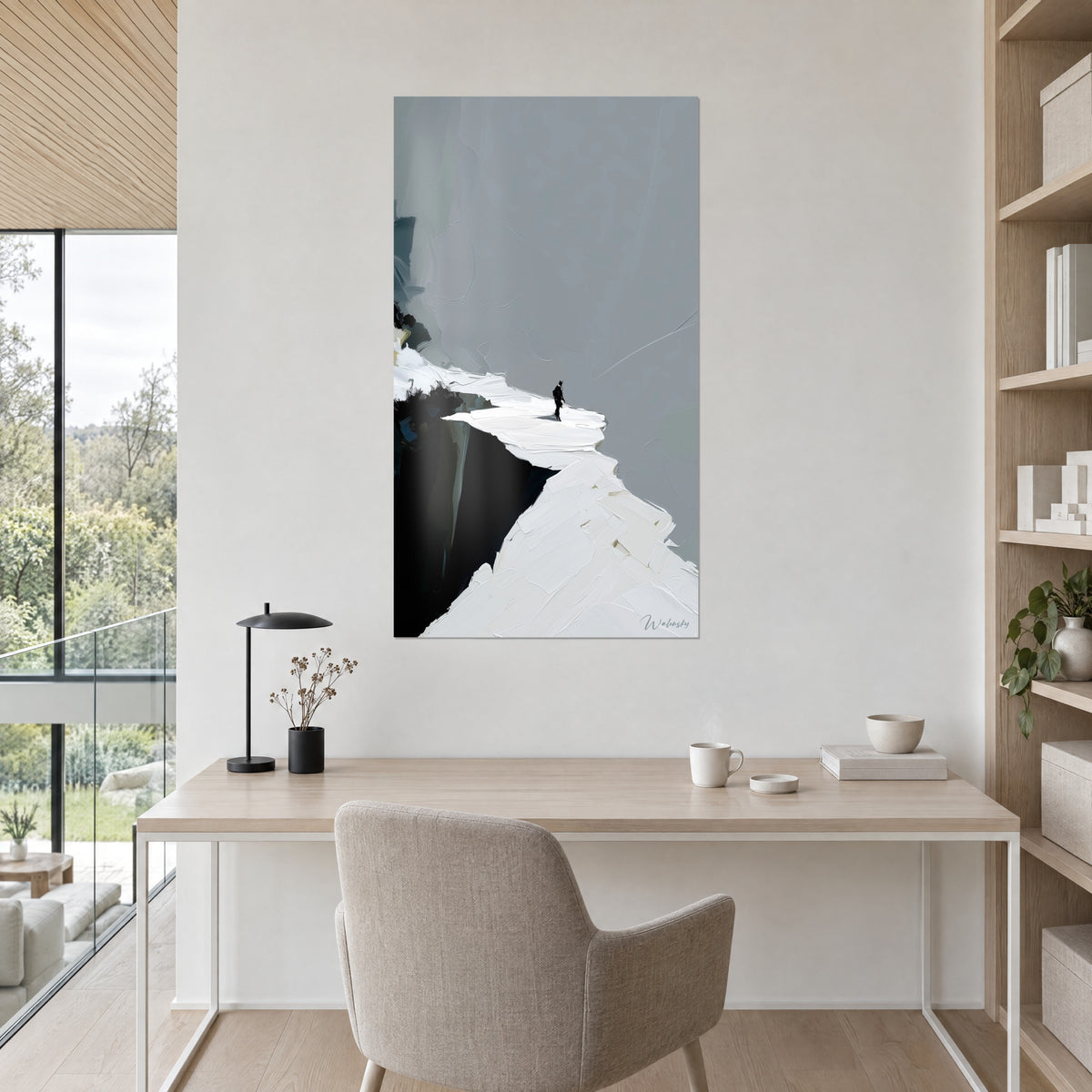 Quadro alpinista solitario su uno sperone immacolato, abisso nero e cielo cenere, parete color crema sopra una scrivania in legno chiaro