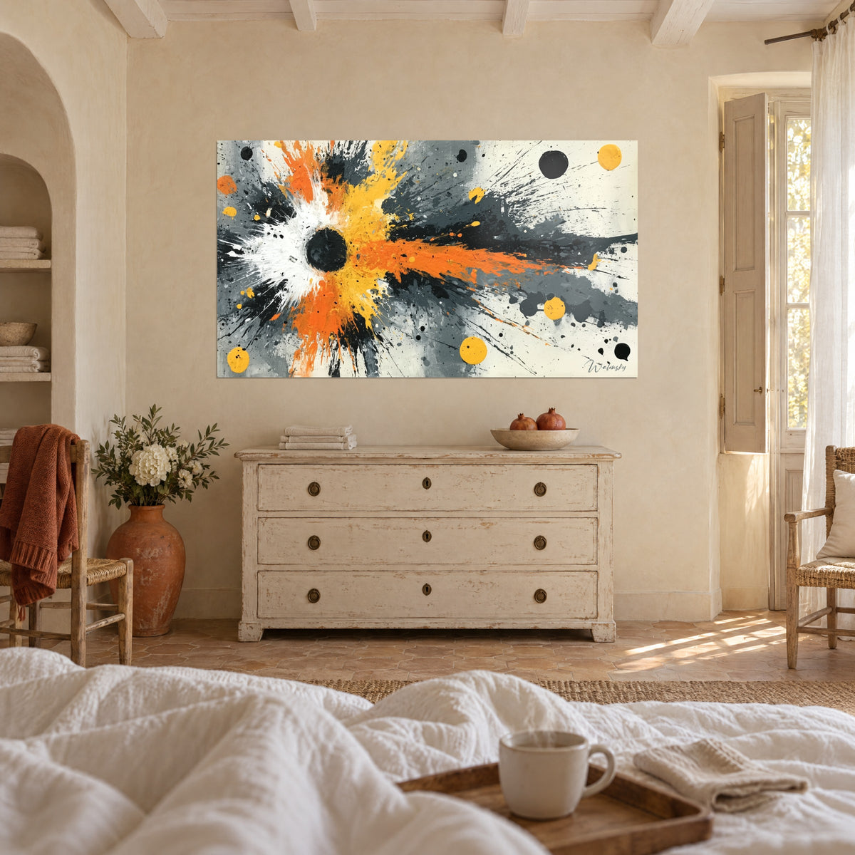Tableau éclat de peinture abstrait blanc, jaune et orange sur gris, au-dessus d'un lit dans une chambre claire