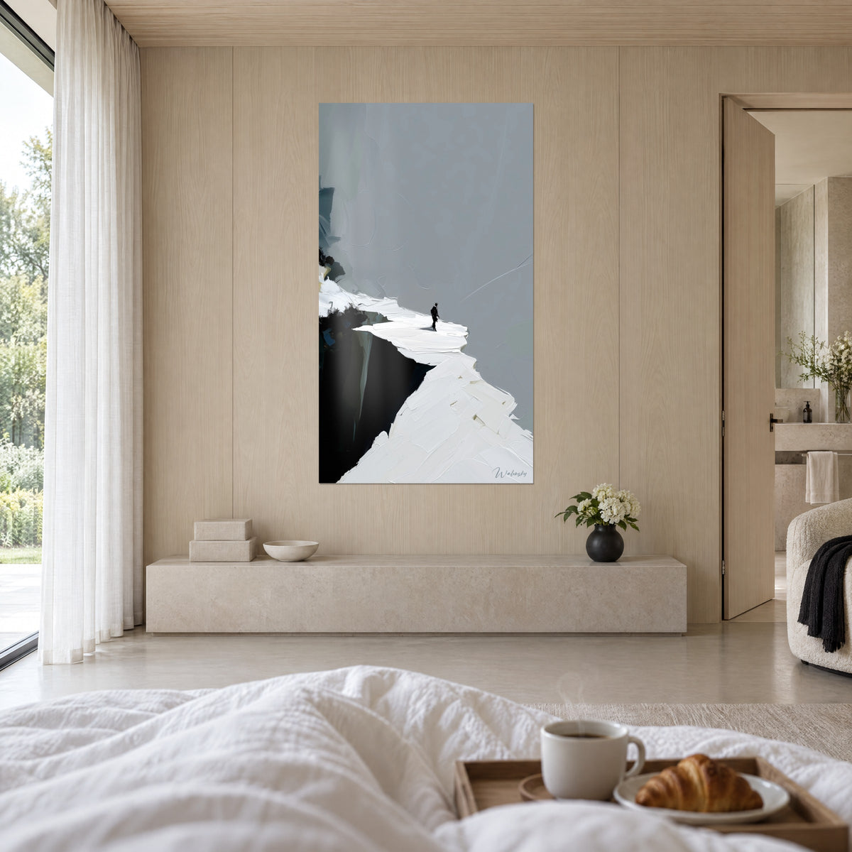 Quadro escursionista di spalle di fronte al vuoto, spesso bordo di neve bianco e parete nera su fondo grigio azzurro, sopra un letto in una camera luminosa