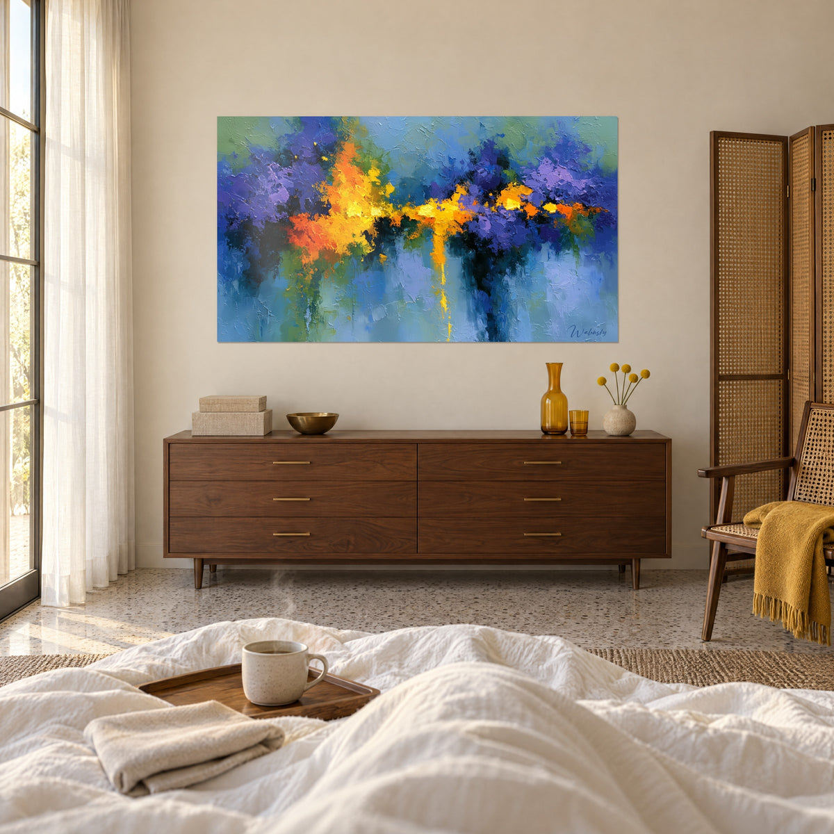 Tableau éclaboussure orange et jaune dans un massif lilas, reflets bleutés en bas, au-dessus d'un lit dans une chambre claire