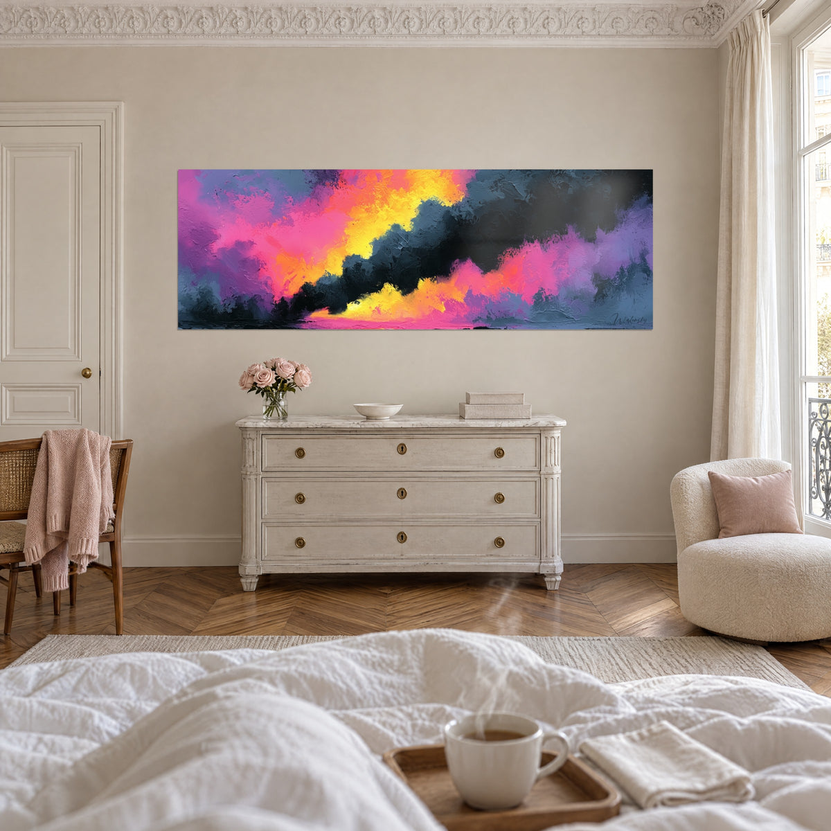 Quadro esplosione di colori, volute viola e giallo vivo su nero carbone, appeso sopra un letto in una camera luminosa