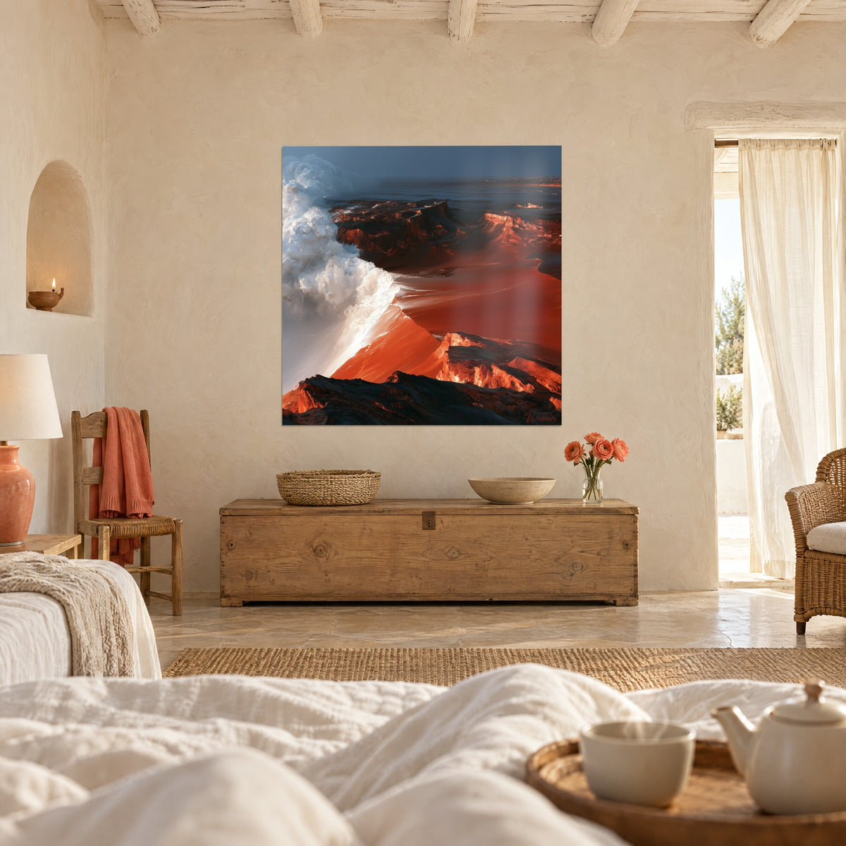 Tableau tempête d'embruns blancs sur dunes orangées et récifs sombres, au-dessus d'un lit dans une chambre claire